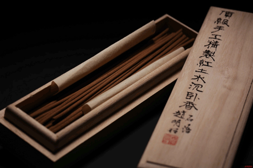 赵明明先生监制的“石语--顶级手工精致红土水沉卧香” 重约：15g/盒 
