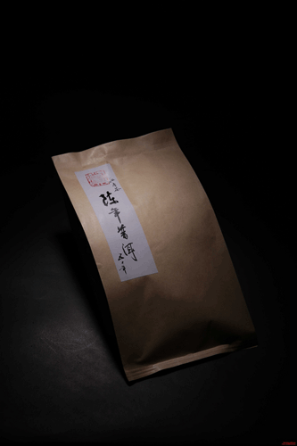 荣斋茗香私人订制俱乐部”出品的“五十年陈年普洱茶”