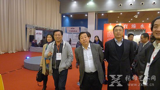 第18届广州国际艺术博览会上 美协主席刘大为参观朱法鹏画展