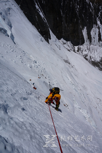 2014年5月25日,资深登山队员颜霄代表张雄艺术网正在攀登珠峰