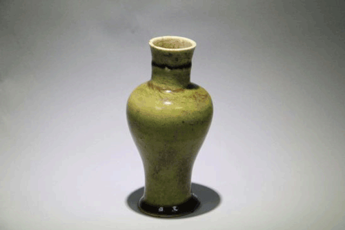 清康熙豇豆红瓷器赏瓶 上口径：3.7cm，高：14cm，起拍价格：700万
