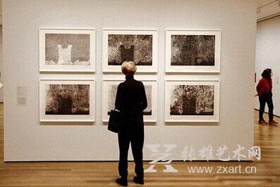   贾斯培·琼斯位于纽约现代艺术博物馆的个展“遗憾”现场