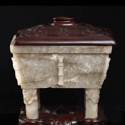 明代饕餮纹四足方鼎 成交价：RMB 250,900
