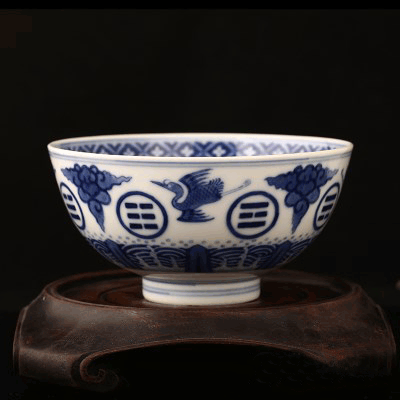清光绪官窑青花八卦团鹤纹碗 成交价：RMB 94,700