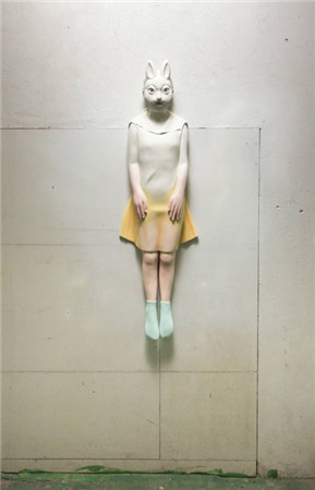中国艺术家何采柔参展作品《半透明》雕塑