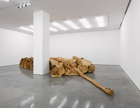 中国艺术家参何翔宇展作品《坦克机会》, 牛皮, 2吨, 2013-2014