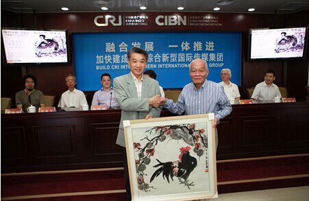 著名画家董必宏向中国国际广播电台赠送作品《大吉图》