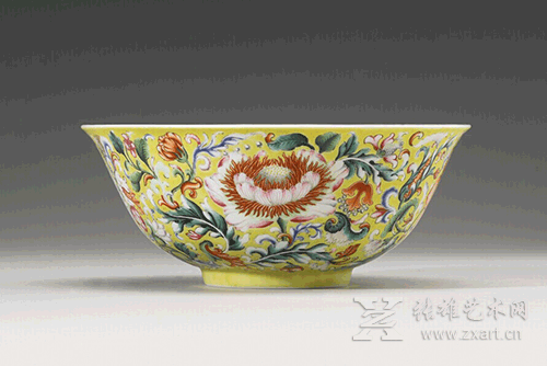 清乾隆黄地粉彩缠枝花卉紋纹盌 《乾隆年製》款