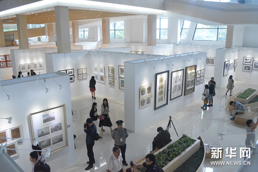 展览现场，观众正在欣赏展品。