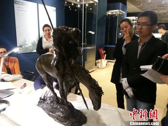 图为铜塑作品《路尽头》 田雯 摄