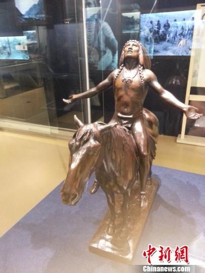 图为展出的铜塑作品。 田雯 摄