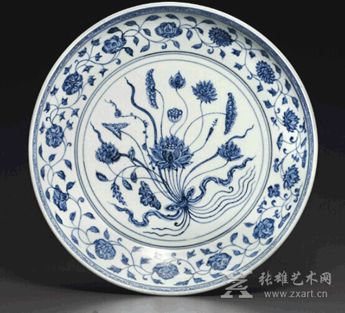 明早期蓝白相间的“莲花花束”瓷盘