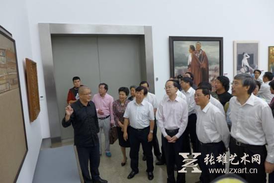   中国美协副主席许江向来宾介绍第十二届全国美展油画作品展作品 钱晓鸣摄