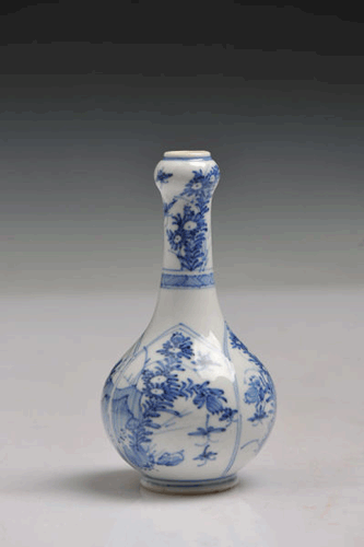 图1【清 康熙 青花开光花卉纹蒜头瓶】