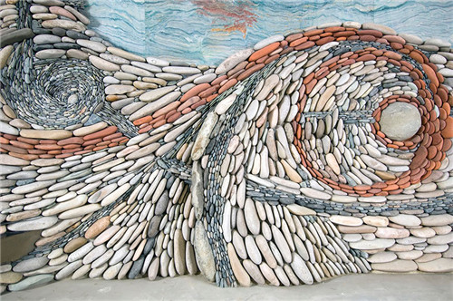 美艺术家夫妇用岩石,鹅卵石制作繁星卵石墙(组图)