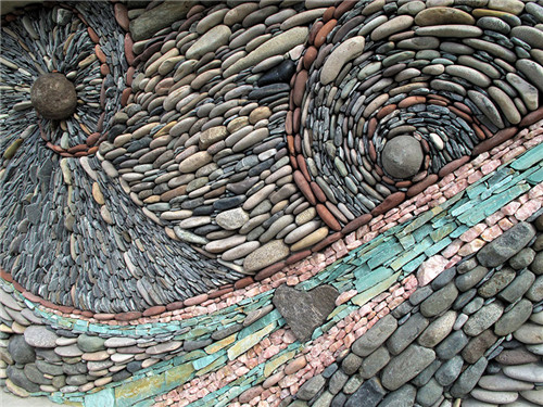 美艺术家夫妇用岩石,鹅卵石制作繁星卵石墙(组图)
