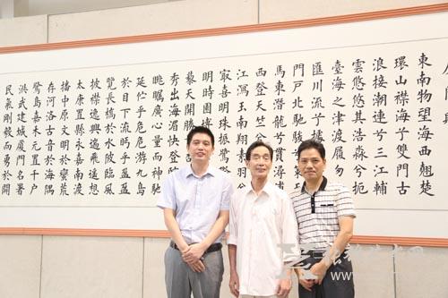 大幅书法长卷作者王丙申（左）