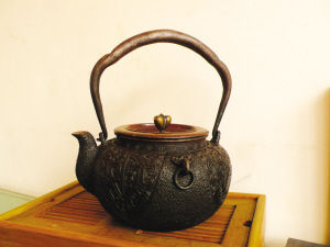   用铁壶喝茶更健康 国内兴起藏铁壶风潮