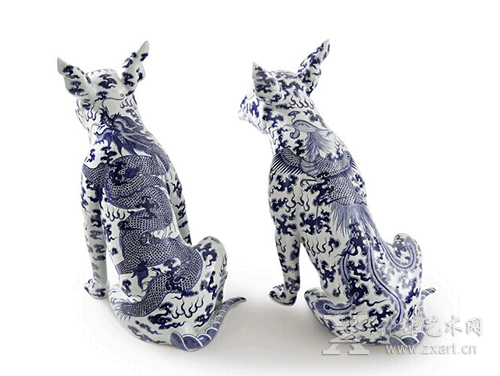 奥瑞尔2014年作的《青花狗（龙与凤）》
