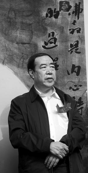 贾平凹在其画作前