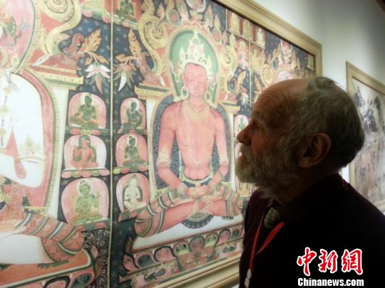 国外专家学者在兰参观“数字敦煌展”。