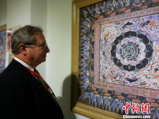 国外专家学者在兰参观“数字敦煌展”。