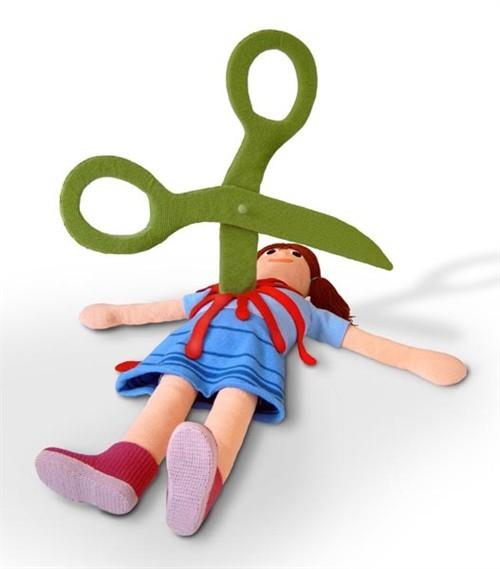 女艺术家用编织手法变现动物遭遇恐怖事件的画面
