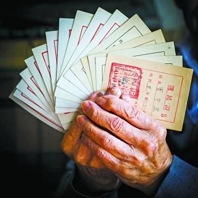 16张选民证见证了新中国65年来的历次县乡人大代表选举，也见证了中国民主制度的不断发展完善，窦老爷子从第一次选举就感受到了其中的特殊意义，因此将选民证都保存了下来。