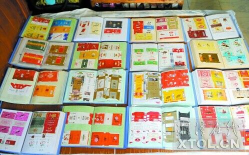   (王敬文向我们展示家中小部分藏品。记者 张哲 摄)