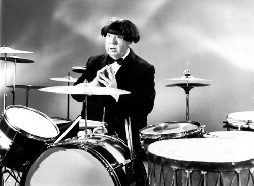 戴“披头士”假发的阿尔弗雷德·希区柯克（1964年
