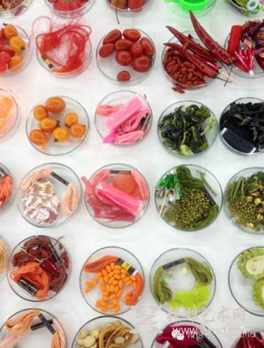   苏珊安克在视界艺术中心展览了300个培养皿，培养皿中是她在中国收集到的不同材质的物品，以颜色分类