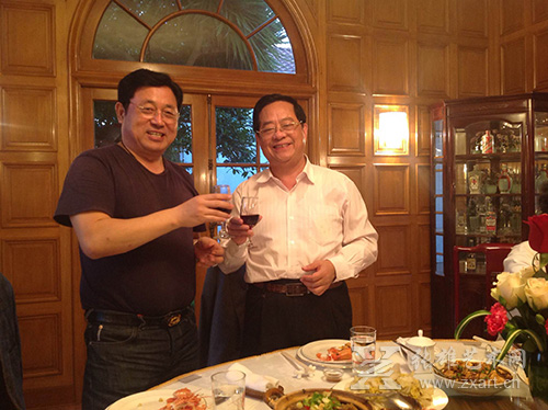 中华人民共和国驻旧金山总领事馆宴请画家朱法鹏一行企业家（图为总领事袁南生大使和朱法鹏）