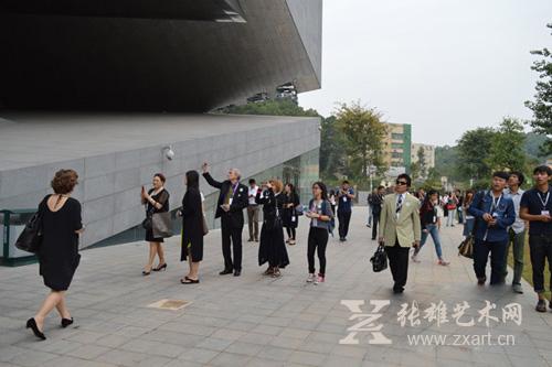   众嘉宾在中国版画博物馆外部参观