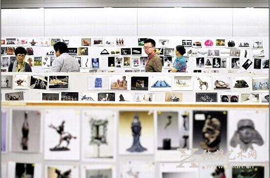   图为12届全国美展，专家在太原市美术馆评选作品。（资料图，图文无关）新华社