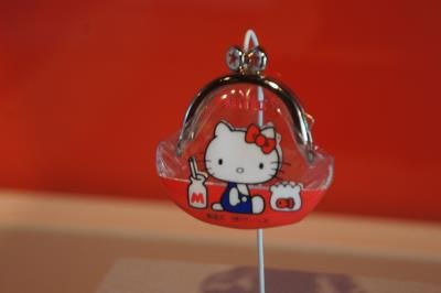   　　在日美国家博物馆举行的凯蒂猫特展，共展出超过500种凯蒂猫产品，另外还有多达40种由现代艺术家创作的当代凯蒂猫艺术作品。 图片来源：中央社