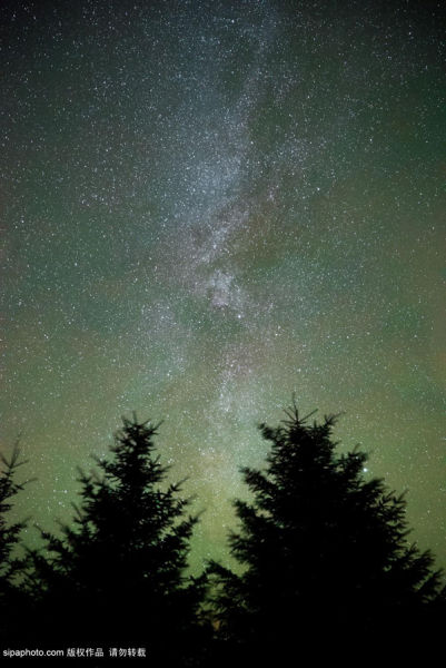 摄影师捕捉静谧的星空下令人惊叹的英国夜景图