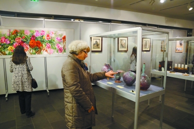    驻足在展品前的德国朋友 闫 健 摄