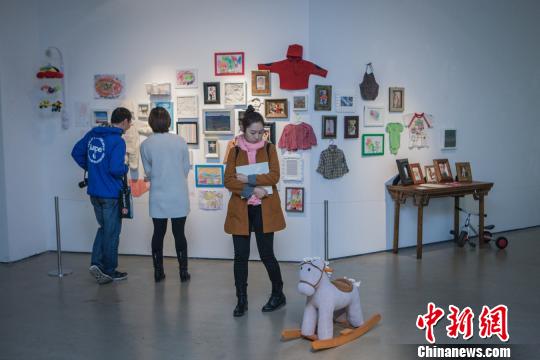   展览现场的装置作品《你是我的全部》