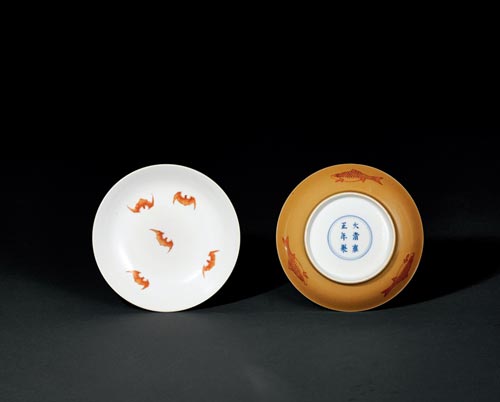  清雍正 米黄釉矾红彩三鱼五福纹盘一对 11.6cm. Diam.