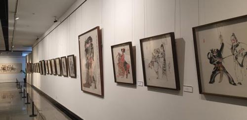 23幅戏剧人物在二楼展厅一字排开。