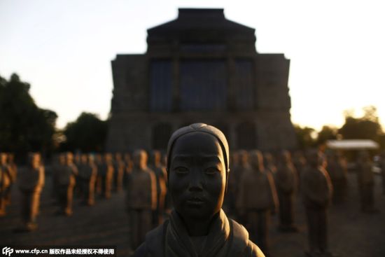 法国艺术家打造的108名真人大小的“女兵马俑”