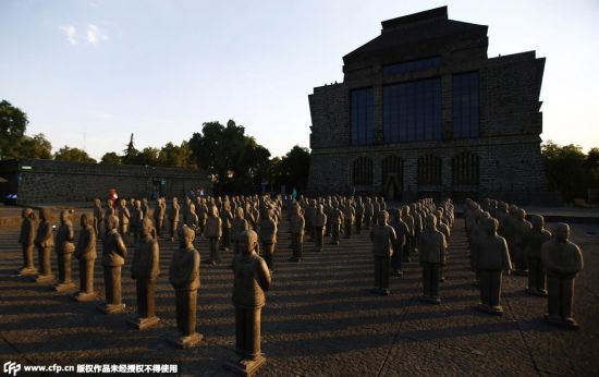 法国艺术家打造的108名真人大小的“女兵马俑”