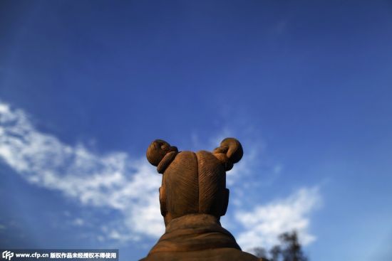 法国艺术家打造的108名真人大小的“女兵马俑”