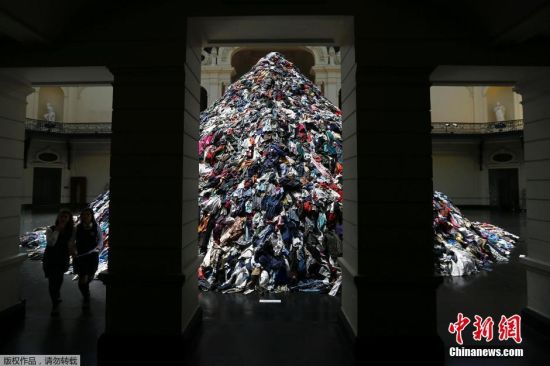 法国艺术家办“灵魂”展览 雕塑作品为二手服装堆砌