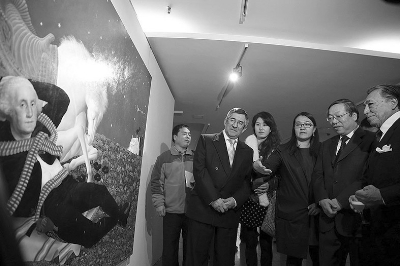     嘉宾参观何塞的“奇幻世界”绘画展。      郭红松 摄