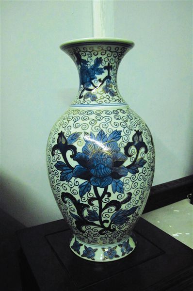   上世纪60年代景德镇生产的青花描金花瓶。