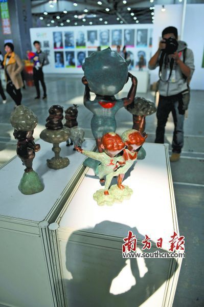   造型独特的雕塑作品留住了摄影师的脚步。