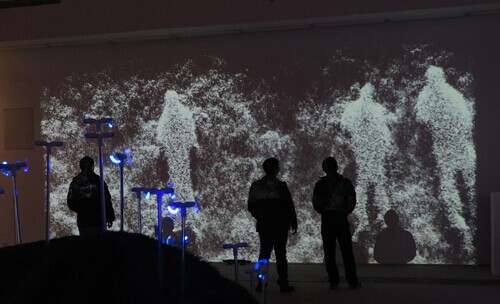   展览现场，观众与新媒体艺术作品互动