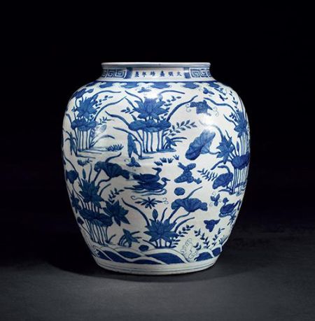 明嘉靖青花莲池鸳鸯纹大罐 “大明嘉靖年制”款 高38cm 直径20.4cm