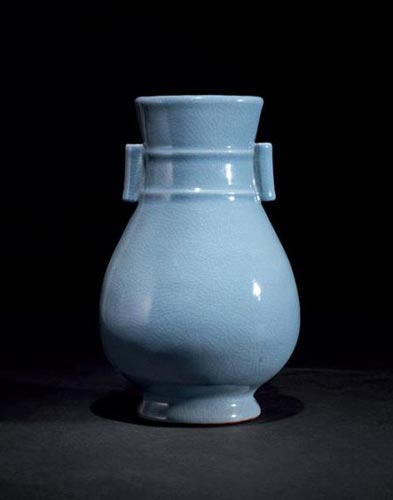 清雍正仿汝釉双贯耳瓶 “大清雍正年制”款 高29.8cm